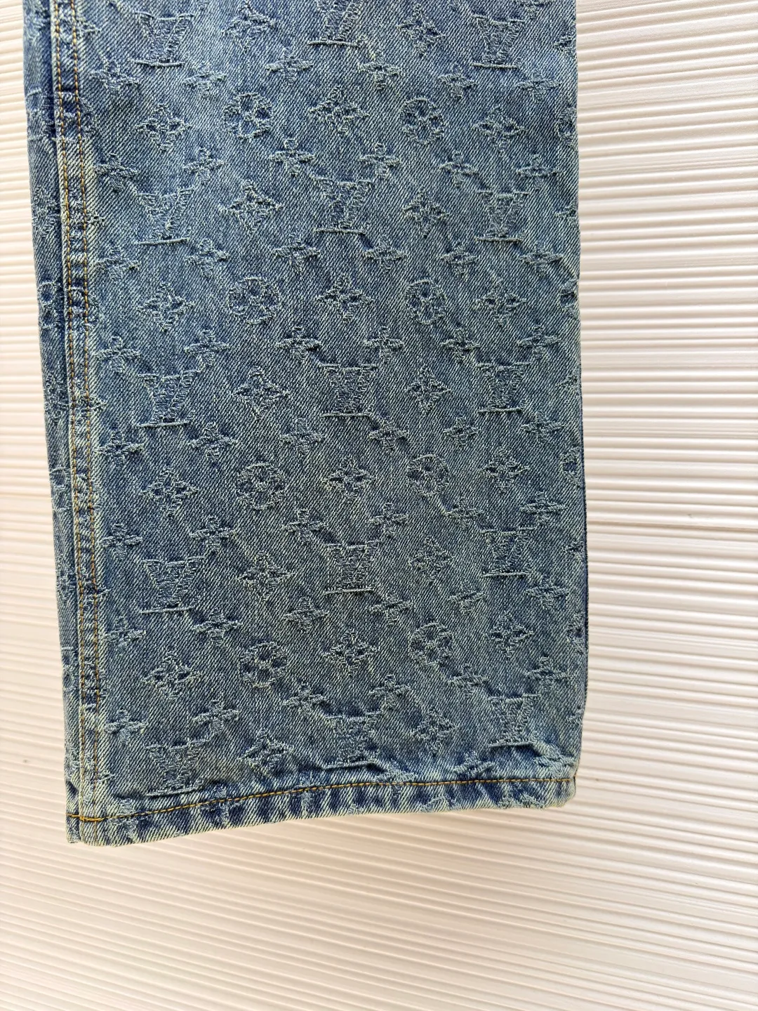 LOUIS VUITTON presbyopic jacquard jeans ●Original version: purchased and developed at 18399 ●Item number: 1680890-B20 ●Fabric: denim fabric ●Technology: full-width jacquard production ●Type: fitted version ●Weight: about 780 grams ●Size: 30-32-34-36 ●Description: This skateboard denim jacket has an all-over contrasting Monogram jacquard texture, embellished with pearlescent buttons and pocket rivets, giving the casual skater silhouette a Dandy feel. Pair it with matching trousers for a trendy look, making it a perfect choice for every season. Monogram jacquard all over, Damier nubuck label at rear. The overall wiring is straight and delicate, the fabric is comfortable and soft, and the color is consistent without color difference. It can be matched with the same style to create a fashionable look and control various occasions. Customized accessories, complete with three standards, same style for men and women!